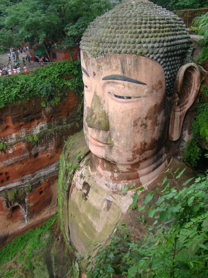 The Buddha is 71 meters tall, the largest stone Buddha in the world 